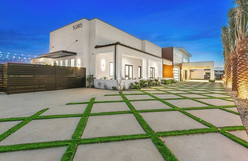 Indio House | Cold Plunge,Sauna,Waterslide,Pickleball,Volleyball,mini golf, EV