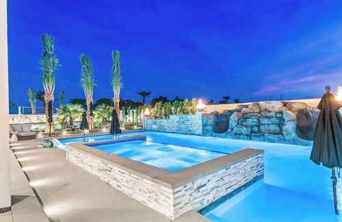 Indio House | Cold Plunge,Sauna,Waterslide,Pickleball,Volleyball,mini golf, EV