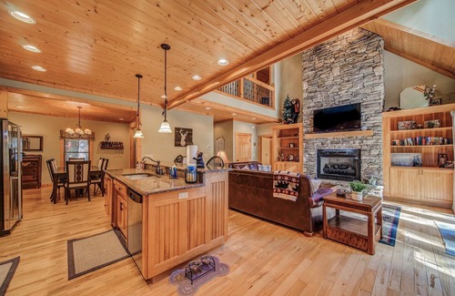 Ellijay House | Cold Stream Cabin - 4 Bedroom 3.5 Bath Retreat in Coosawattee River Resort!