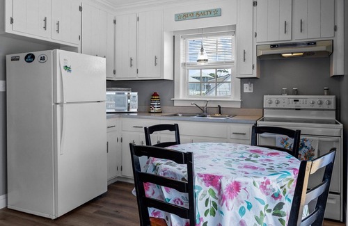 Atlantic Beach Cottage | Cole's Crab Shack - The Place to Relax!