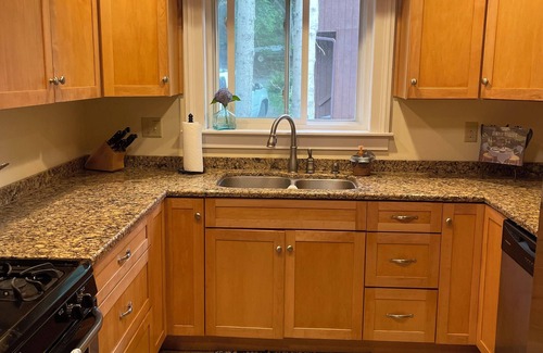 Hamilton House | Colgate Hamilton Lake Moraine 4 BR Waterfront Retreat Sleeps 10