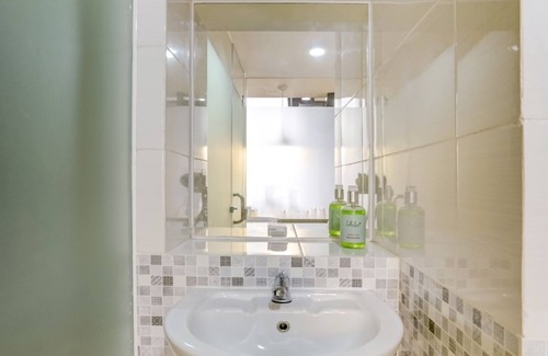 Waru Hotel | Collection O 30 Amega Crown Sub