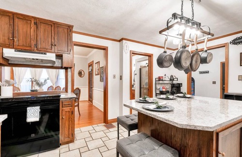 College Hill House | College Hill Creole - Hot Tub! Massage Chair! Fire Pit! Amazing Outdoor Space!