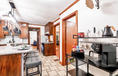 College Hill House | College Hill Creole - Hot Tub! Massage Chair! Fire Pit! Amazing Outdoor Space!