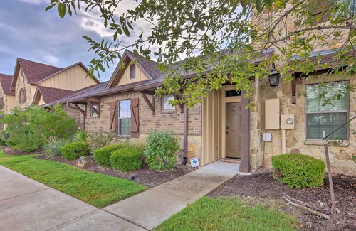 Wellborn House | College Station Townhome w/ Fenced Backyard!