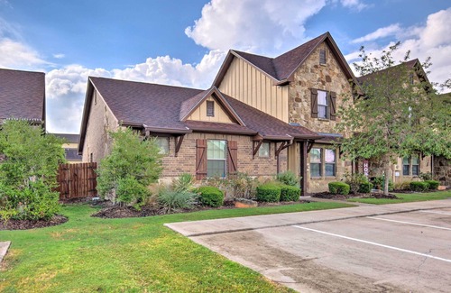 Wellborn House | College Station Townhome w/ Fenced Backyard!