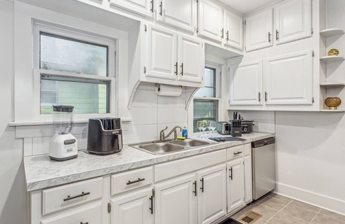 College Hill House | CollegeHill ~ King, Firepit, Theater ~ NearWesley