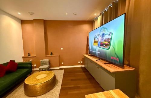 Quartier Beauregard-Boufflers-Buthegnemont-Boudonville Apartment | Colline, La suite cinéma spa privée