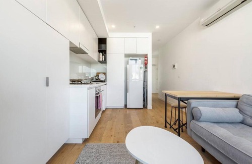 Collingwood North Apartment | Collingwood Charm - Centrally Located with Balcony