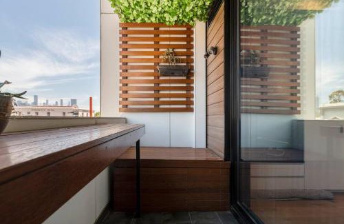 Collingwood North Apartment | Collingwood Charm - Centrally Located with Balcony