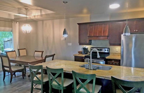Collingwood Condo | Collingwood Hideaway for 6 | 10 Mins to Blue Mtn