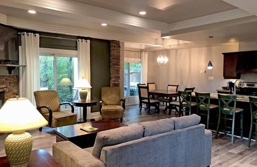 Collingwood Condo | Collingwood Hideaway for 6 | 10 Mins to Blue Mtn