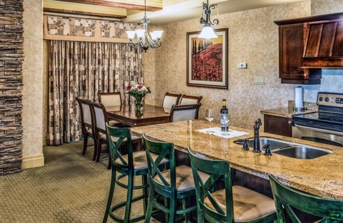 Collingwood Condo | Collingwood Hideaway for 6 | 10 Mins to Blue Mtn