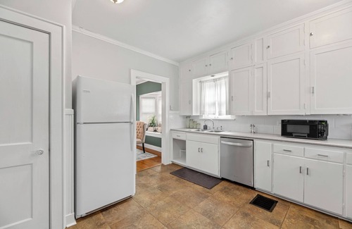 College Hill House | Colonial gem in College Hill. Spacious 4-bed 2 bath house in Wichita