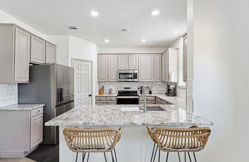 Saginaw House | Colonial Style Retreat ft Pool, Cinema, jacuzzi