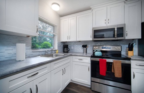 Cedar Hills House | ~Color Casa Sleeps 12 Near NAS Jax~