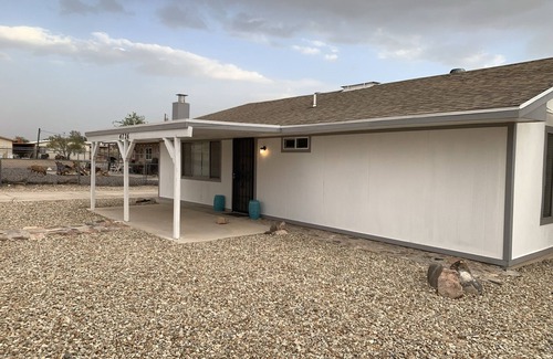 Topock House | Colorado river! Cozy 2 bedroom with a fireplace!