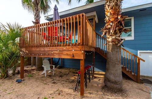 San Jacinto House | Colorful 2BR Unit Tucked Away w/Front Yard, Walk to Beach, Pier & The Strand!