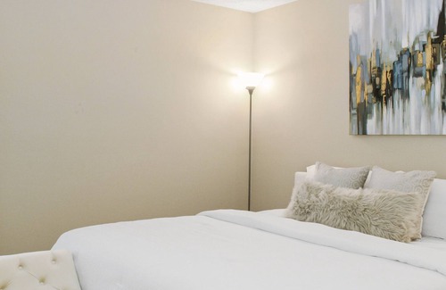 Skyland House | Colorful & Cozy near Biltmore & Downtown ~ Parking
