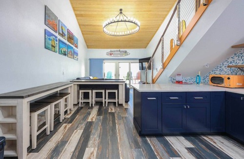 Crystal Beach Condo | Colorful Crystal Sands Haven: Beachfront - Pool