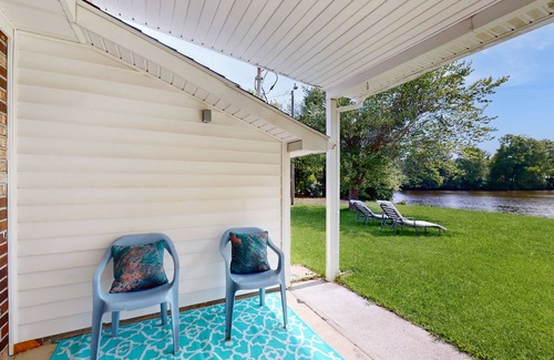 Socastee House | Colorful home with water view, close to river access, fishing, with WiFi, AC