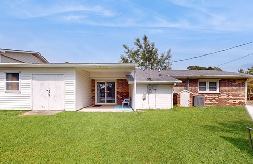 Socastee House | Colorful home with water view, close to river access, fishing, with WiFi, AC