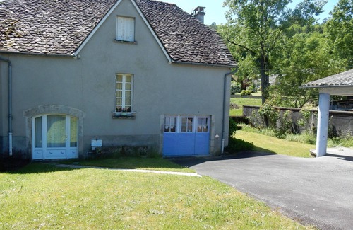Forges House | Colorful house in a green hamlet