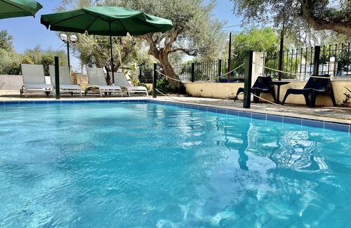 Aigialeia Apartment | Colorful maisonette A2 with sun terrace and pool close to the beach