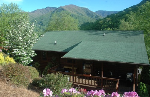 Maggie Valley Cabin | COLORS in NOV. OPENINGS Mt. Views, Attached Garage, Flat Paved Parking, Pet Fee.