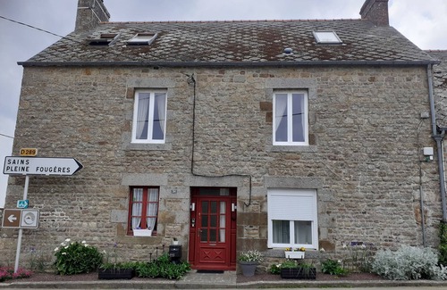 Roz-sur-Couesnon Apartment | Colourful cosy apartment close to Mont Saint Michel