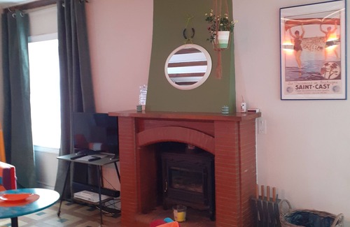 Roz-sur-Couesnon Apartment | Colourful cosy apartment close to Mont Saint Michel