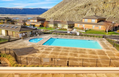 Quincy House | !Columbia Canyon Poolside Paradise! Book now for summer! UNLIMITED FREE GOLF!