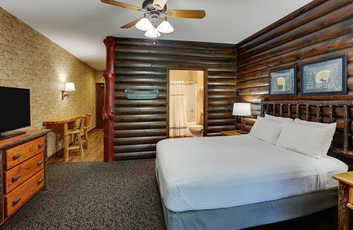 Columbia Hotel | Columbia's Rustic Haven w/Lodge-Themed Rooms & On-site Bar | 2 Units