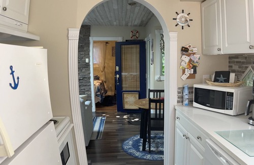 Colwood House | Colwood Cozy Cottage. Beautiful West Shore location. STR Reg # PM677703953