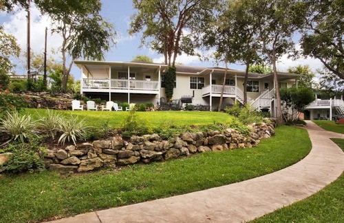 New Braunfels Cottage | Comal River access - Cozy 2BR Hideaway Just Minutes from Gruene & Downtown!
