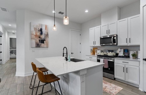 MLK Apartment | Combined Home Near Downtown & East Austin Up to 18