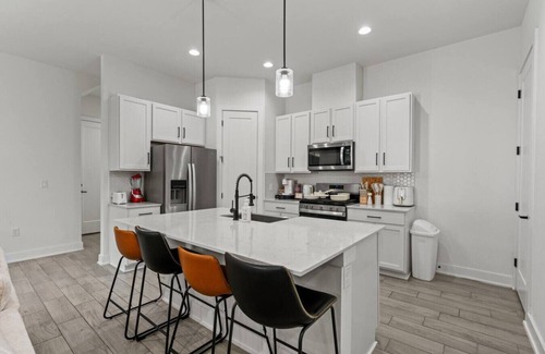 MLK Apartment | Combined Luxurious Home - Up to 18 Guests
