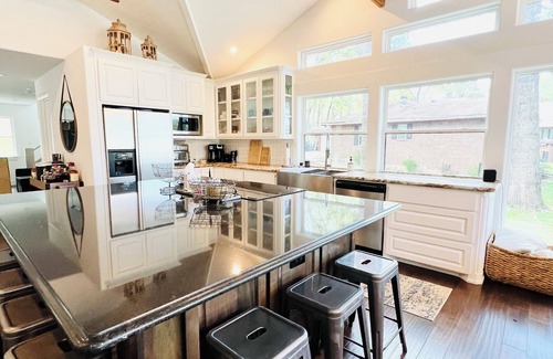 Enchanted Oaks House | Come and enjoy The Good Life on Cedar Creek Lake! This spacious 5/4 is perfect!