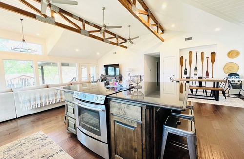 Enchanted Oaks House | Come and enjoy The Good Life on Cedar Creek Lake! This spacious 5/4 is perfect!