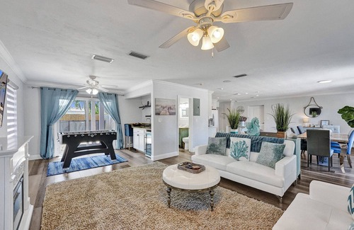 Deerfield Beach House | Come and enjoy your stay at The Blue Wave Beach Home!
