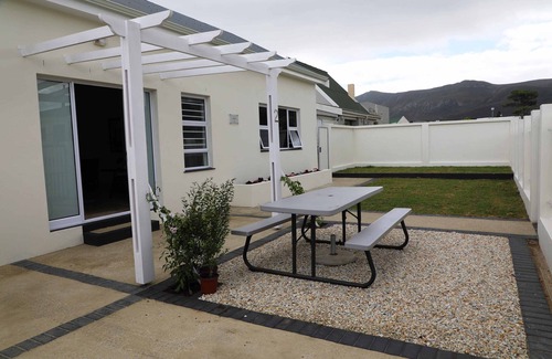 Sandbaai House | COME AND WATCH THE WALES.