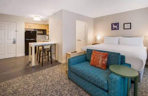 Andover Hotel | Come Create Memories w/Fun-filled Adventures at this Paradise! Outdoor Pool!