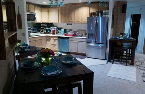 Canyon Lake House | Come! Enjoy "A Bit-o-Paradise" on Vacation Drive. Catch our daily sunsets.