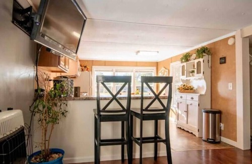 Hartselle House | Come enjoy a stay at Pleasant Lane! Plenty of parking & great surrounding area!