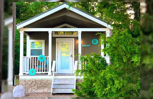 Piney Cottage | Come escape in the cozy pine grove!