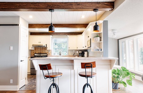 Quinte West Cottage | Come Escape to the Water’s Edge Hideaway!