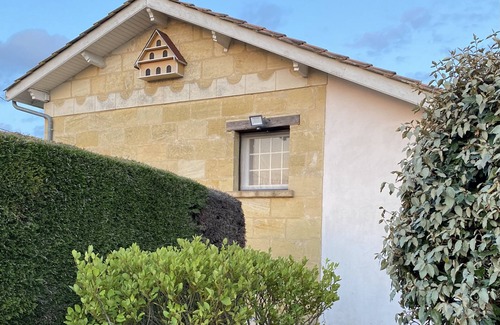 Saint-Caprais-de-Bordeaux House | Come relax on a Bordeaux family vineyard in this charming bright holiday house