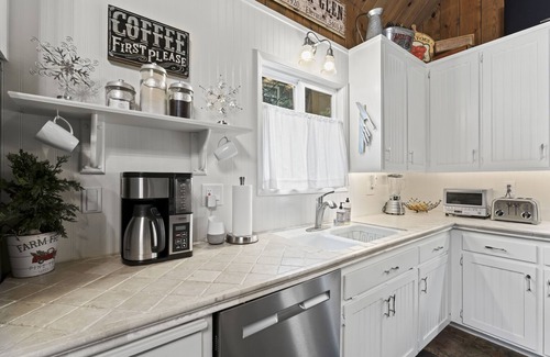 Cedar Glen Cabin | Come relax in our cozy cabin surrounded by trees! Quiet mountain getaway!