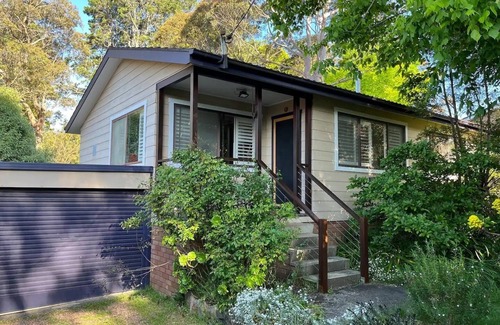 Bundanoon House | Come stay at our Cosy Cottage in Bundanoon. Short walk to cafes and restaurants.
