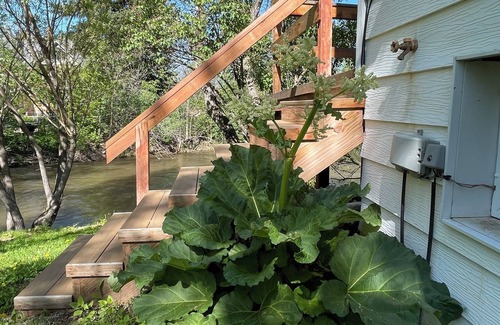 Sheridan Cottage | Come stay at this darling cozy cottage right on the creek.